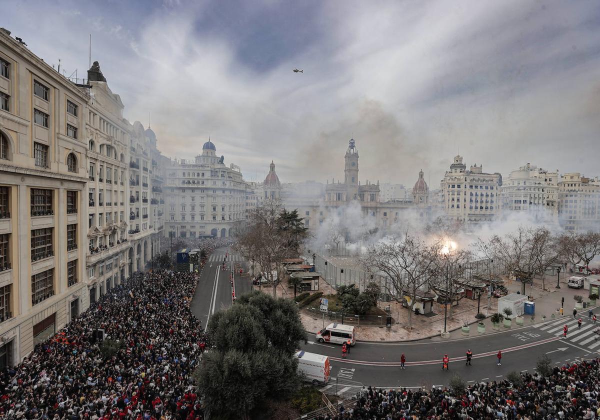 La mascletà en la plaza del Ayuntamiento.