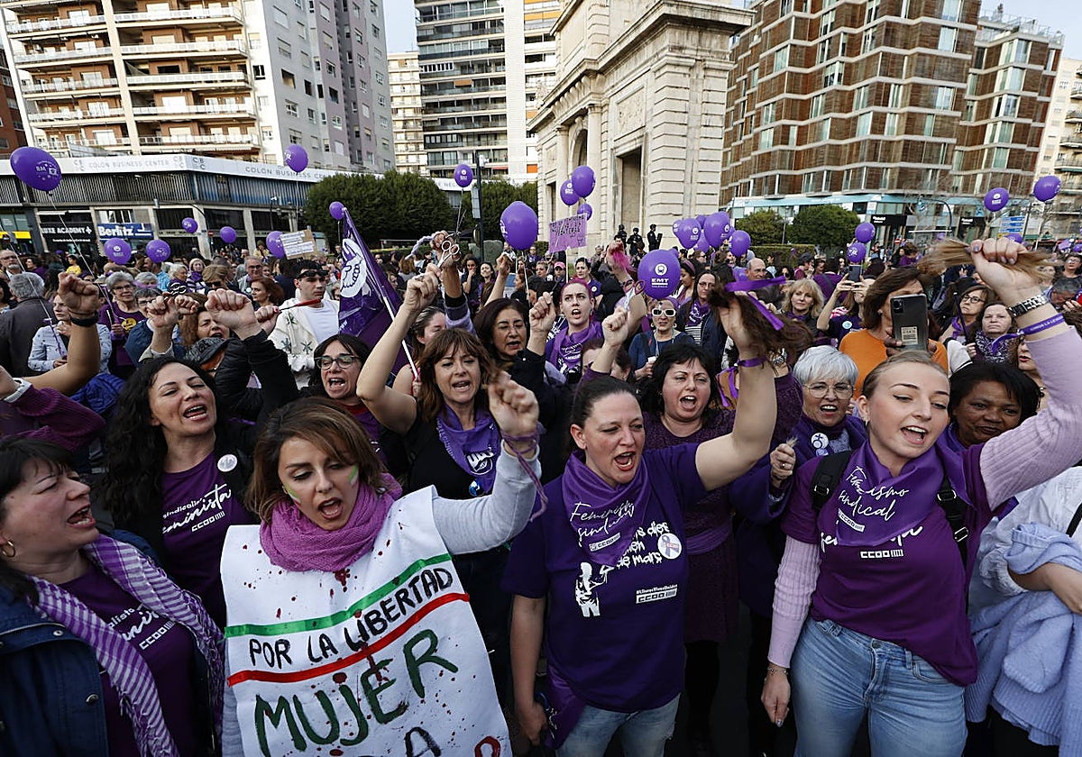 Manifestantes en la marcha feminista del 8-M en Valencia.