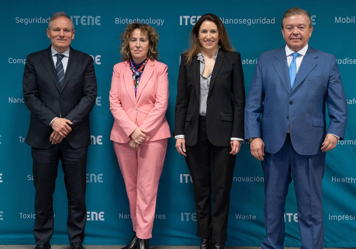 El hasta hoy presidente de ITENE, Pedro Ballester; la directora general del IVACE, Julia Company; la nueva presidenta de ITENE, Marta Codoñer; y el director gerente de ITENE, Javier Zabaleta