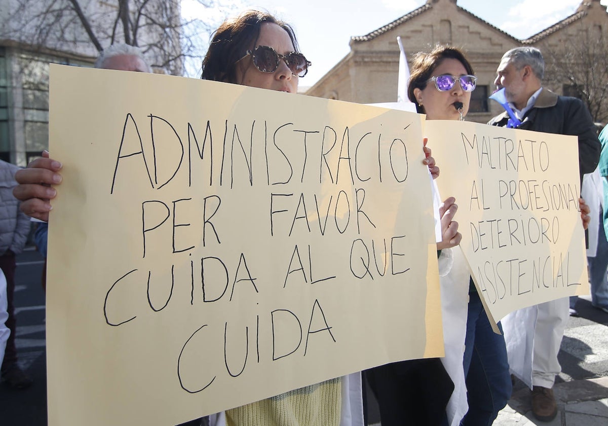 Protesta de médicos a las puertas de la Conselleria de Sanidad.