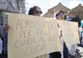 Protesta de médicos a las puertas de la Conselleria de Sanidad.