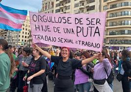 Una mujer muestra uno de los mensajes de la marcha.