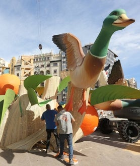 Imagen secundaria 2 - Rampa de madera en la parte trasera de la falla, arena para nivelar las rampas y escena con un pato de la Albufera. 