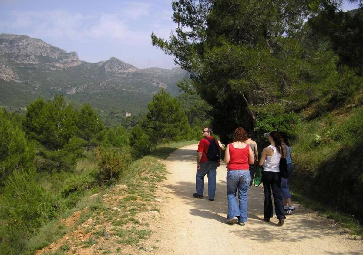 Excursionistas en el valle de la Murta de Alzira.