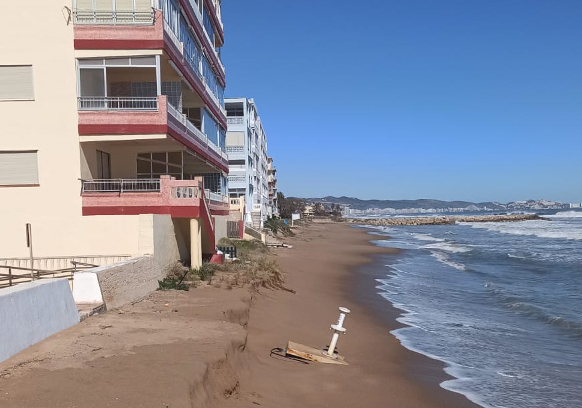 Estado del tramo urbano de la playa de Tavernes, donde el mar llega a los edificios.