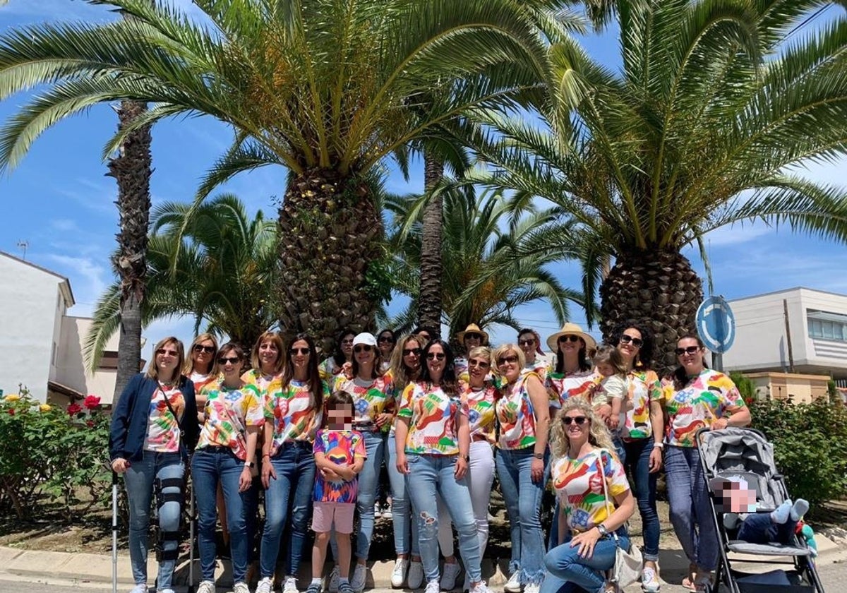 Mujeres ucranianas junto con vecinas de El Palomar tras una jornada de convivencia.