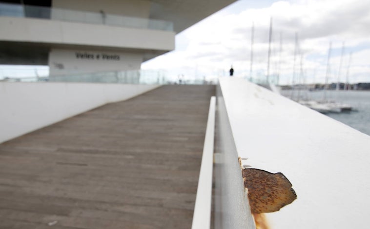Imagen principal - El óxido conquista voladizos y laterales del edificio diseñado por David Chipperfield, donde la tarima está suelta y presenta hendiduras y agujeros. 
