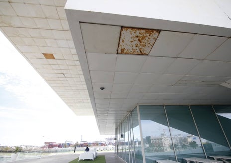 Imagen secundaria 1 - El óxido conquista voladizos y laterales del edificio diseñado por David Chipperfield, donde la tarima está suelta y presenta hendiduras y agujeros. 