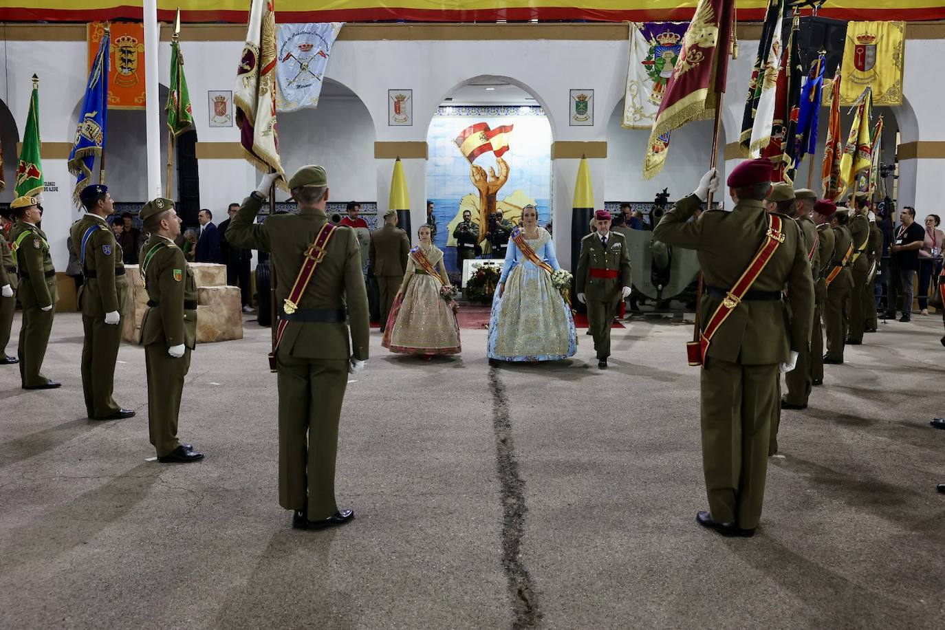 Homenaje de las Fuerzas Armadas a las falleras mayores de Valencia 2023