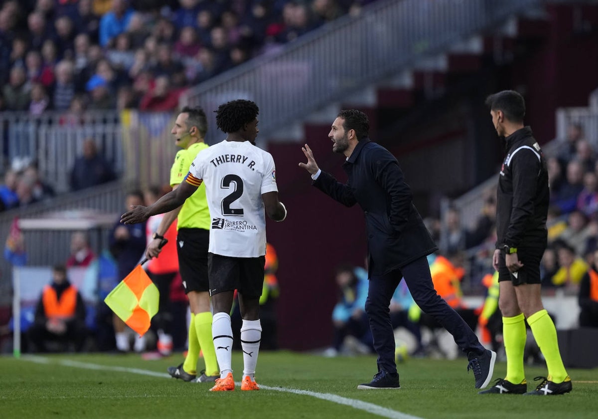 Rubén Baraja da instrucciones a Correia durante el partido frente el Barcelona.