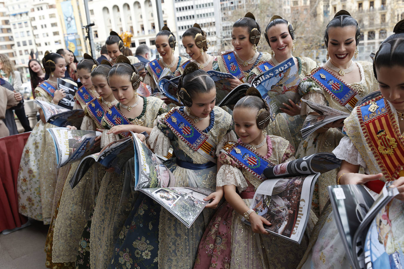 La Revista de Fallas de LAS PROVINCIAS se presenta en el balcón