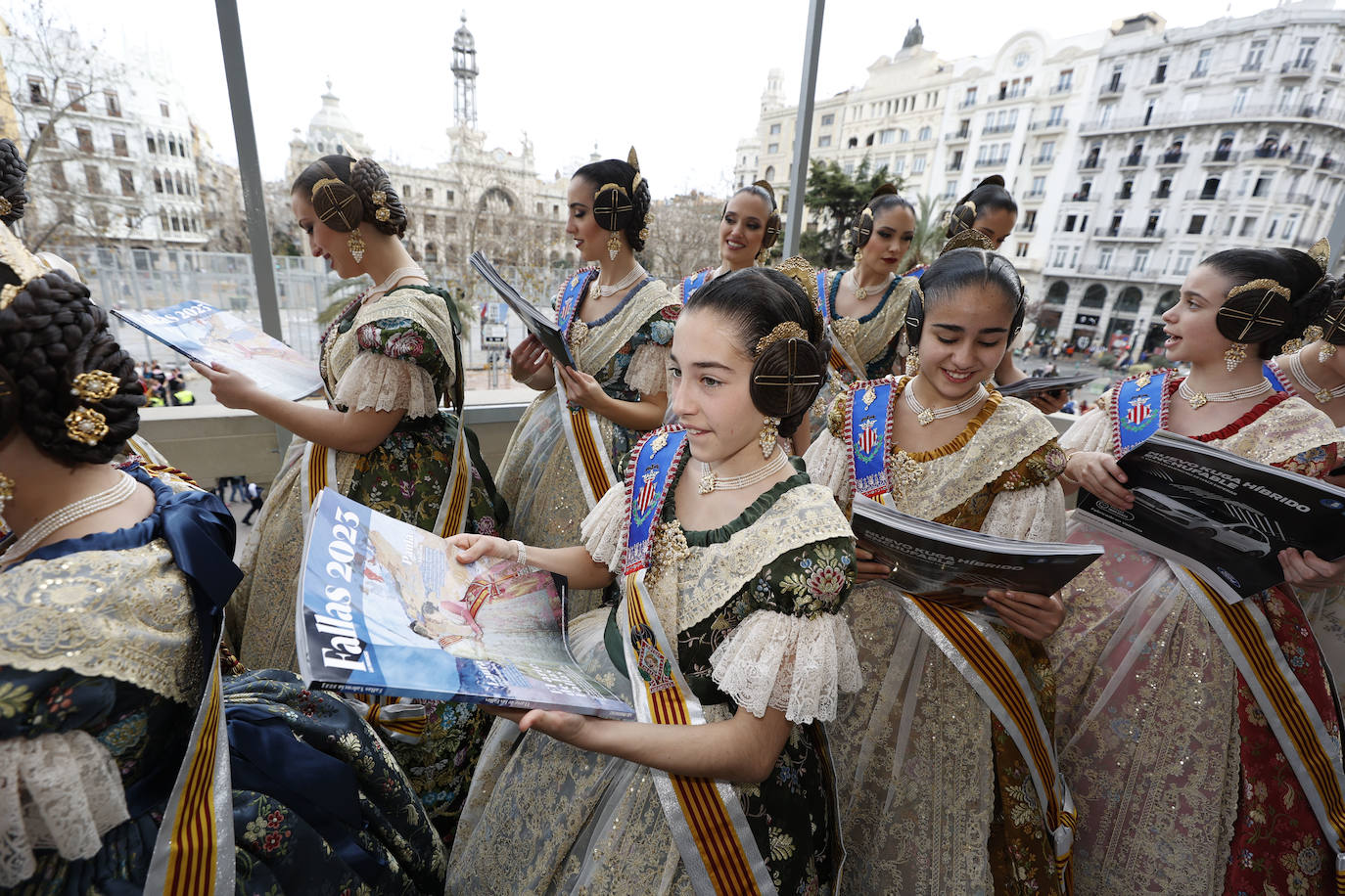 La Revista de Fallas de LAS PROVINCIAS se presenta en el balcón