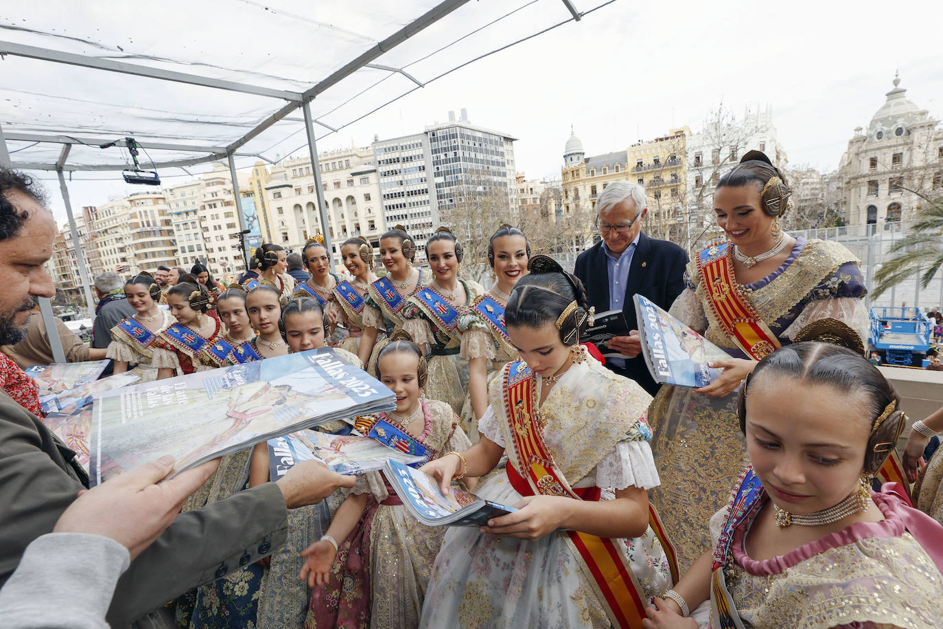 La Revista de Fallas de LAS PROVINCIAS se presenta en el balcón