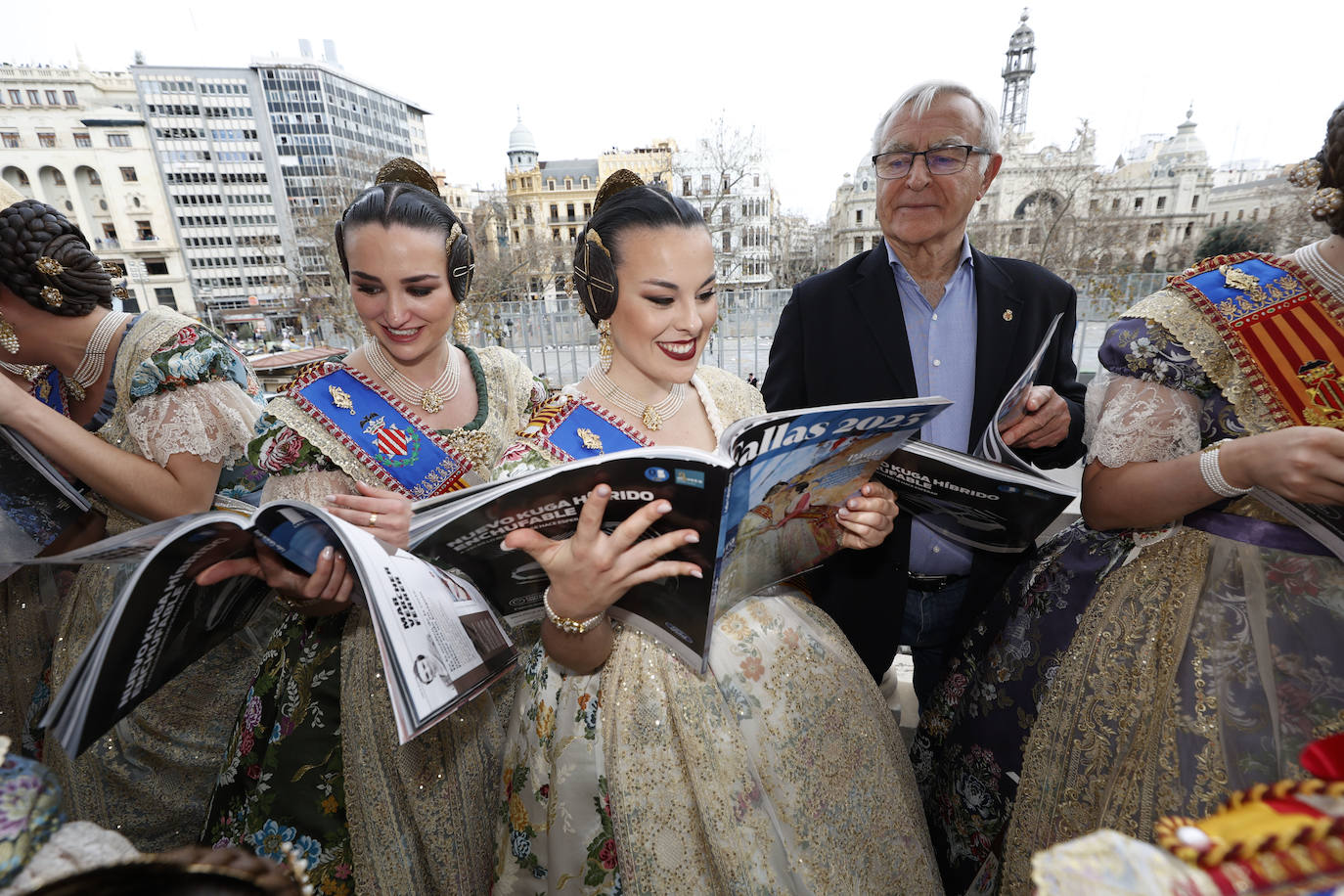 La Revista de Fallas de LAS PROVINCIAS se presenta en el balcón