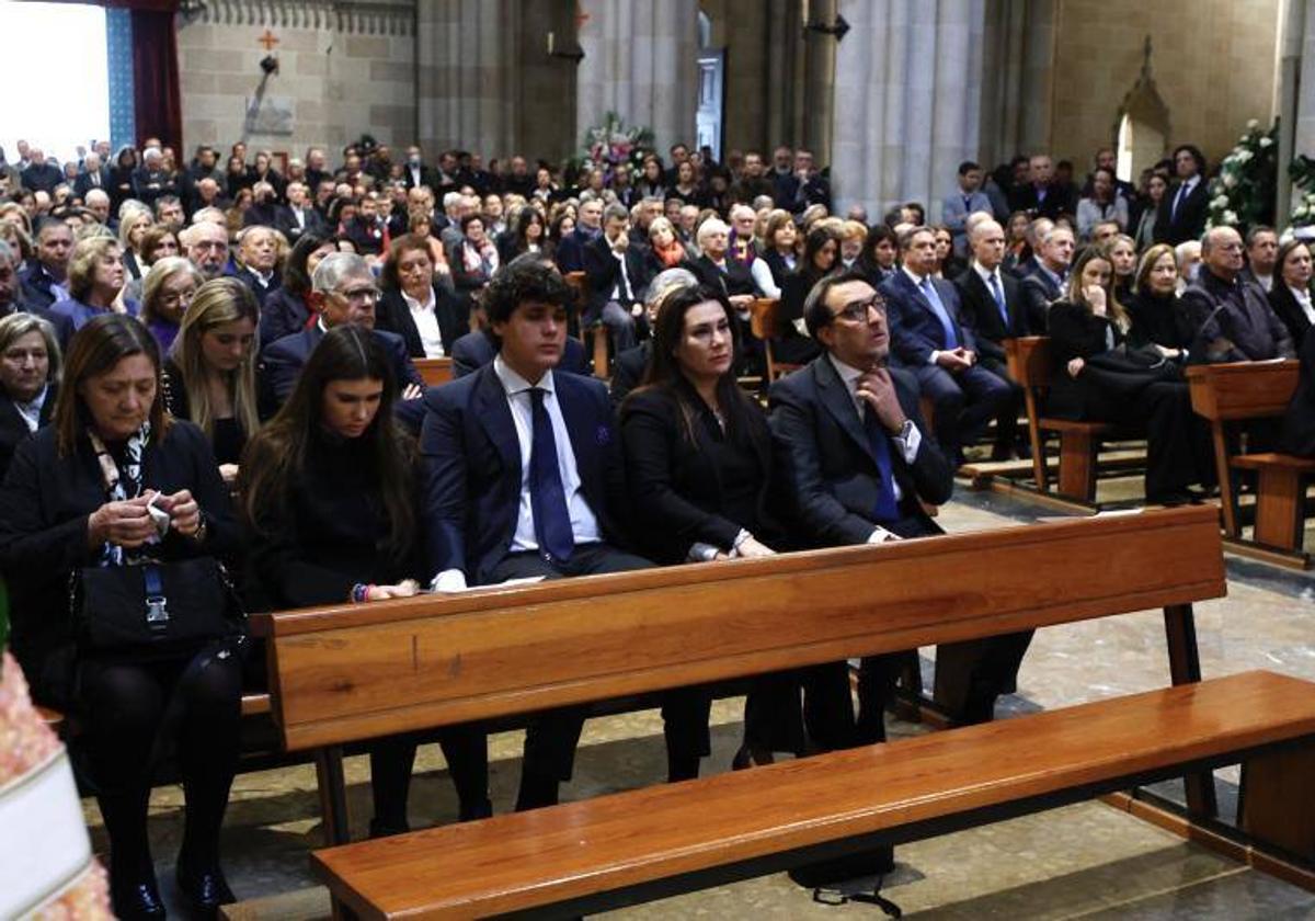 Multitudinaria despedida a Pedro Catalán