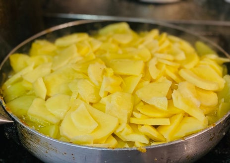 Imagen secundaria 1 - Cómo se cocina la tortilla en la Pérgola