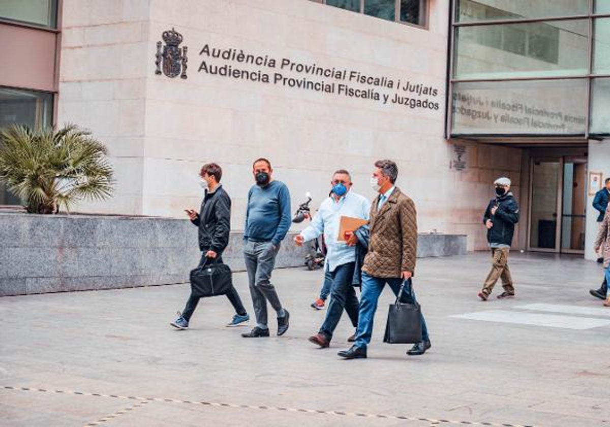 Vicent Llorens, segundo por la derecha, tras declarar en la Ciudad de la Justicia.