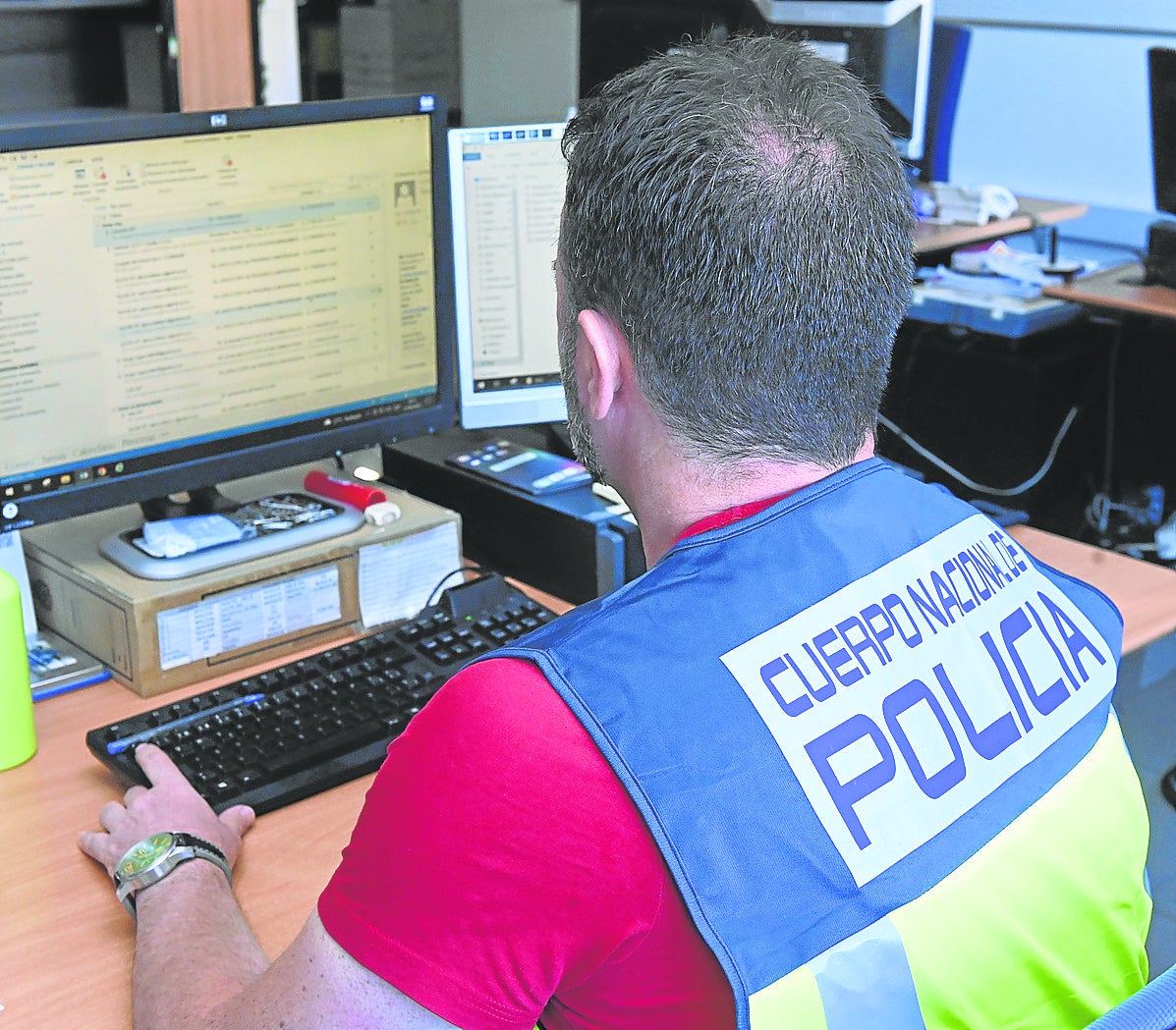 Un policía revisa correos electrónicos.