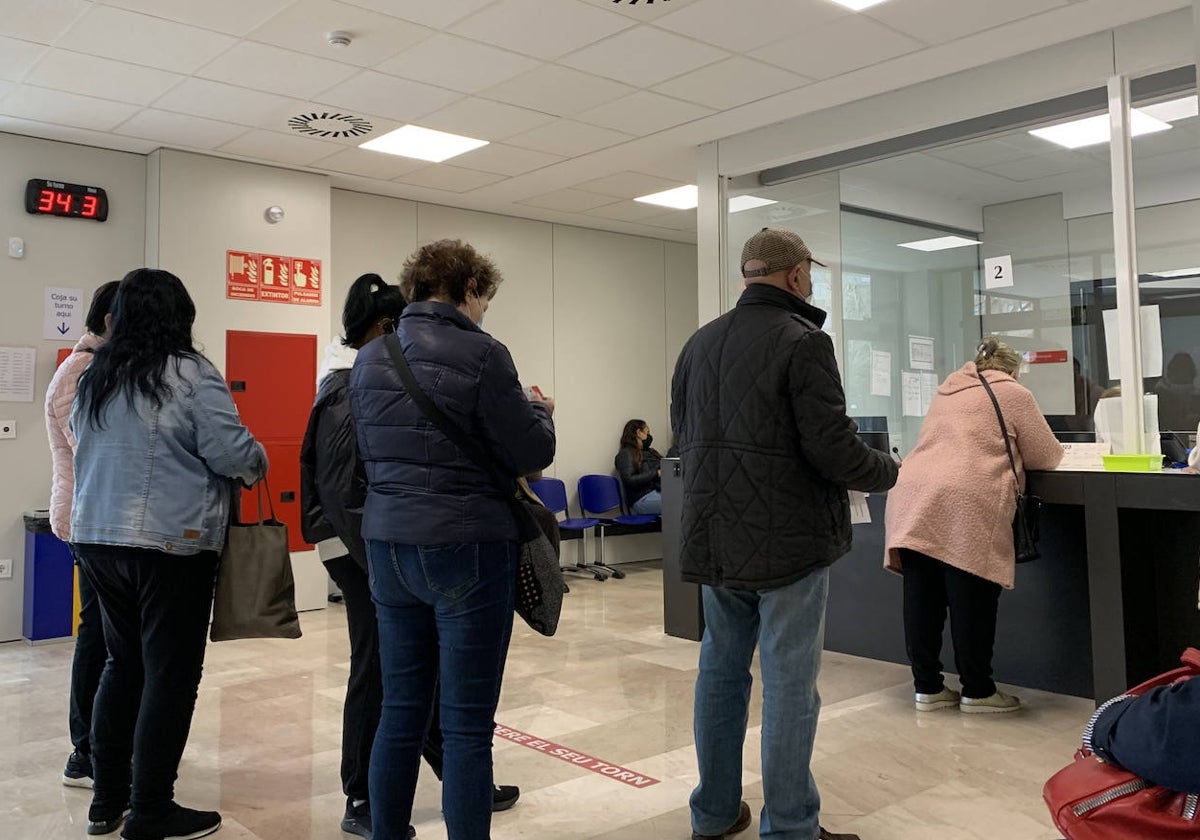 Pacientes esperan su turno frente al mostrados de un centro de salud valenciano.