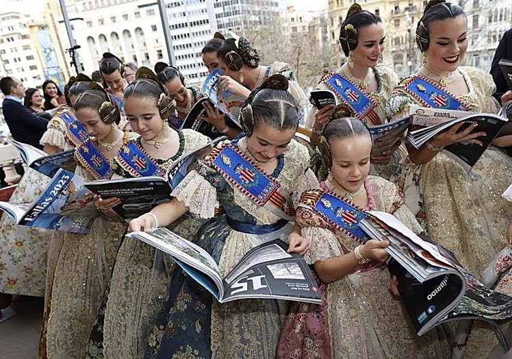 Componentes de las cortes de las falleras mayores de Valencia, contemplando la Revista de LAS PROVINCIAS.