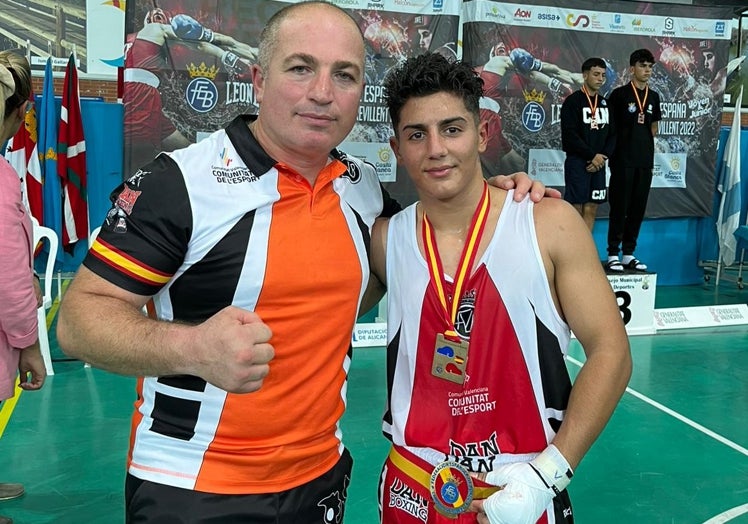 El boxeador valenciano junto a su entrenador Iuza Gulordava en el Campeonato de España.