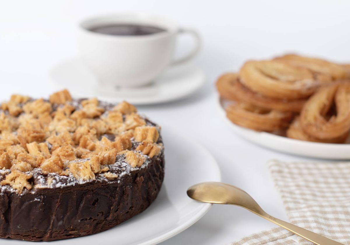 La tarta de chocolate y churros es perfecta para celebrar las Fallas.