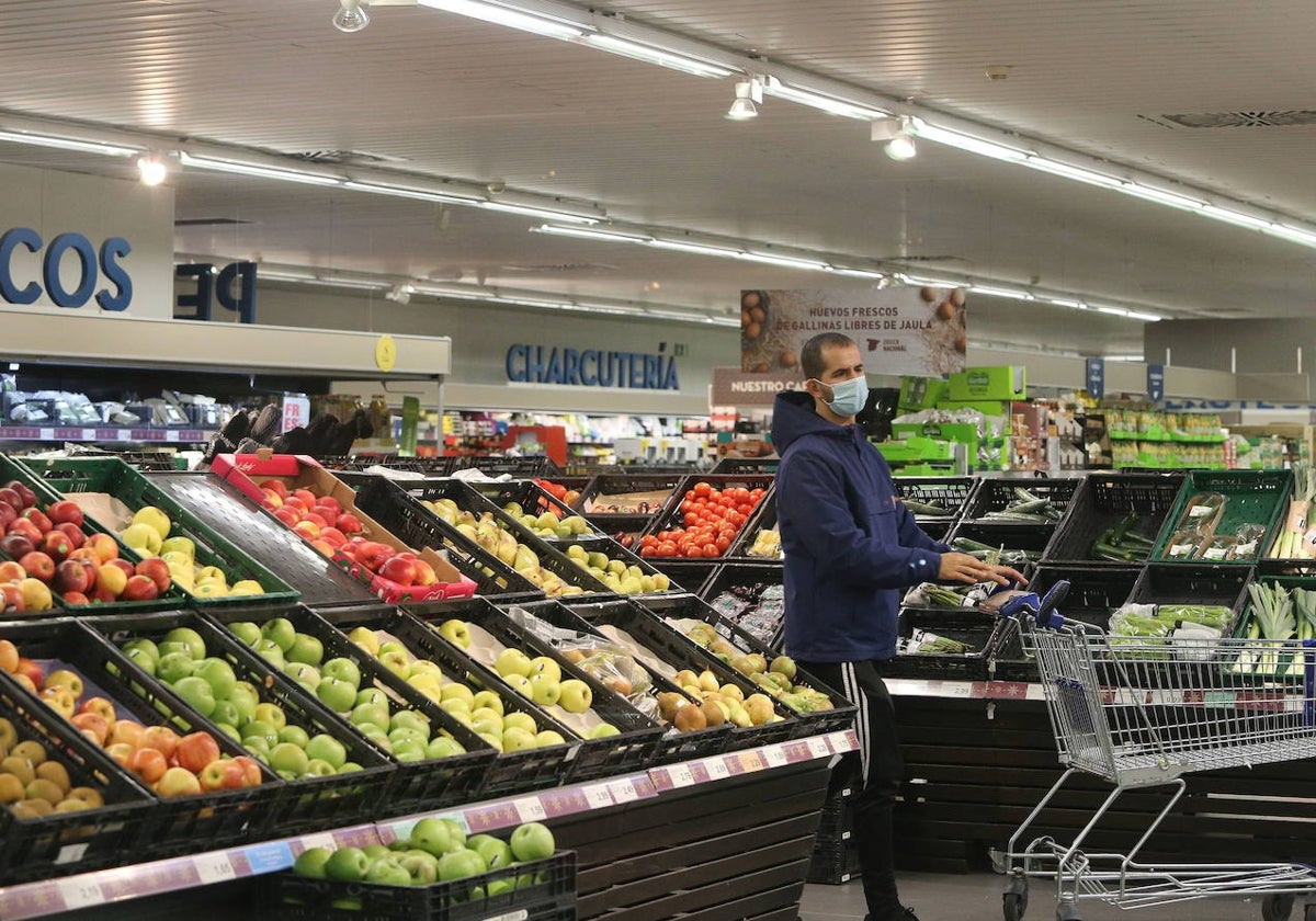 Un hombre compra en un supermercado.