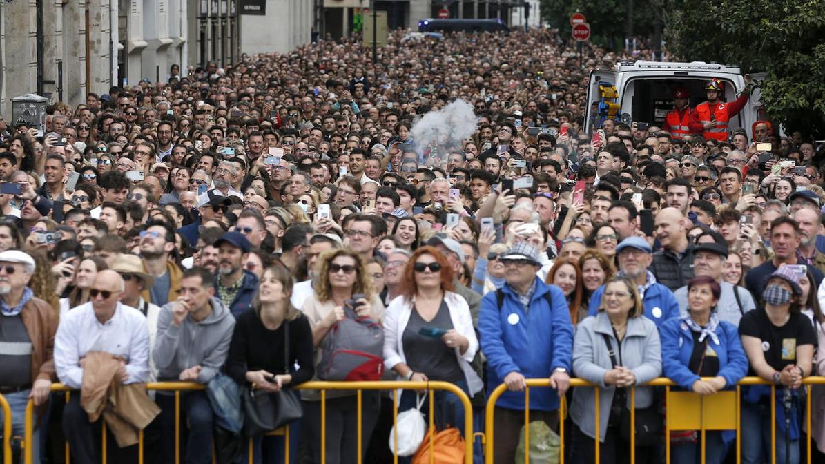 Público asistente a la mascletà del día 9 de marzo.