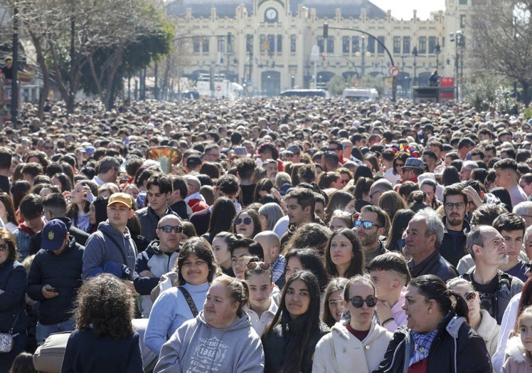 Miles de personas en la plaza del Ayuntamiento de Valencia.