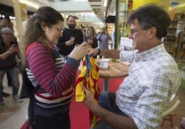 Mario Kempes firma una camiseta de la Senyera a una aficionada.