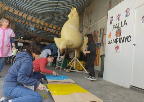 Imagen secundaria 1 - Los futuros artistas dan los últimos retoques antes de la plantà.