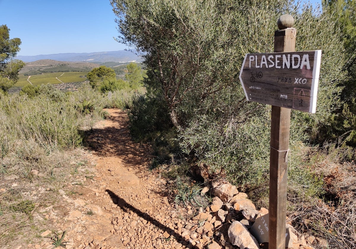 El cartel malicioso en una senda del parque natural de la Sierra Calderona.