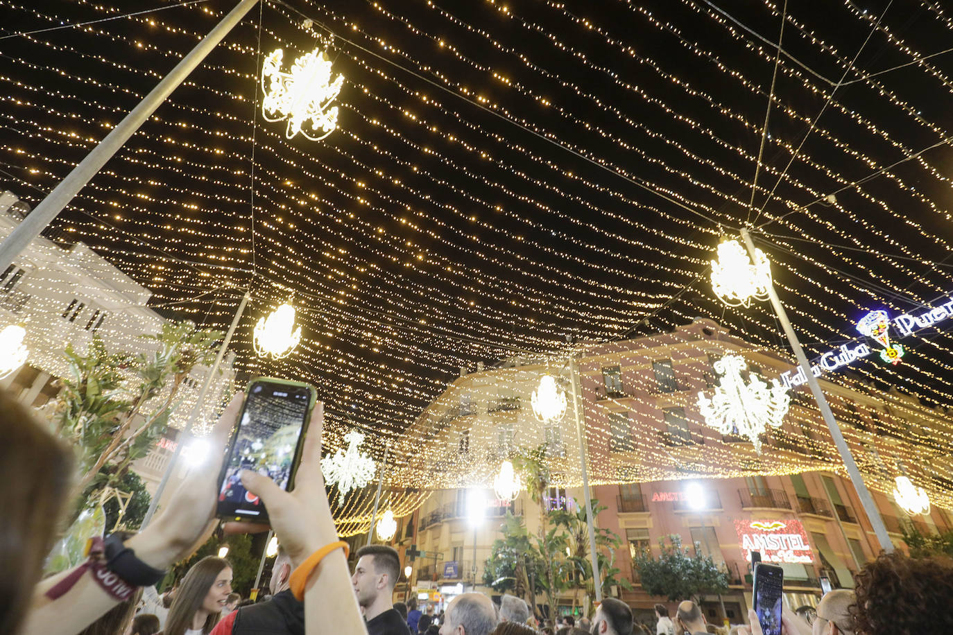 Valencia enciende sus calles iluminadas