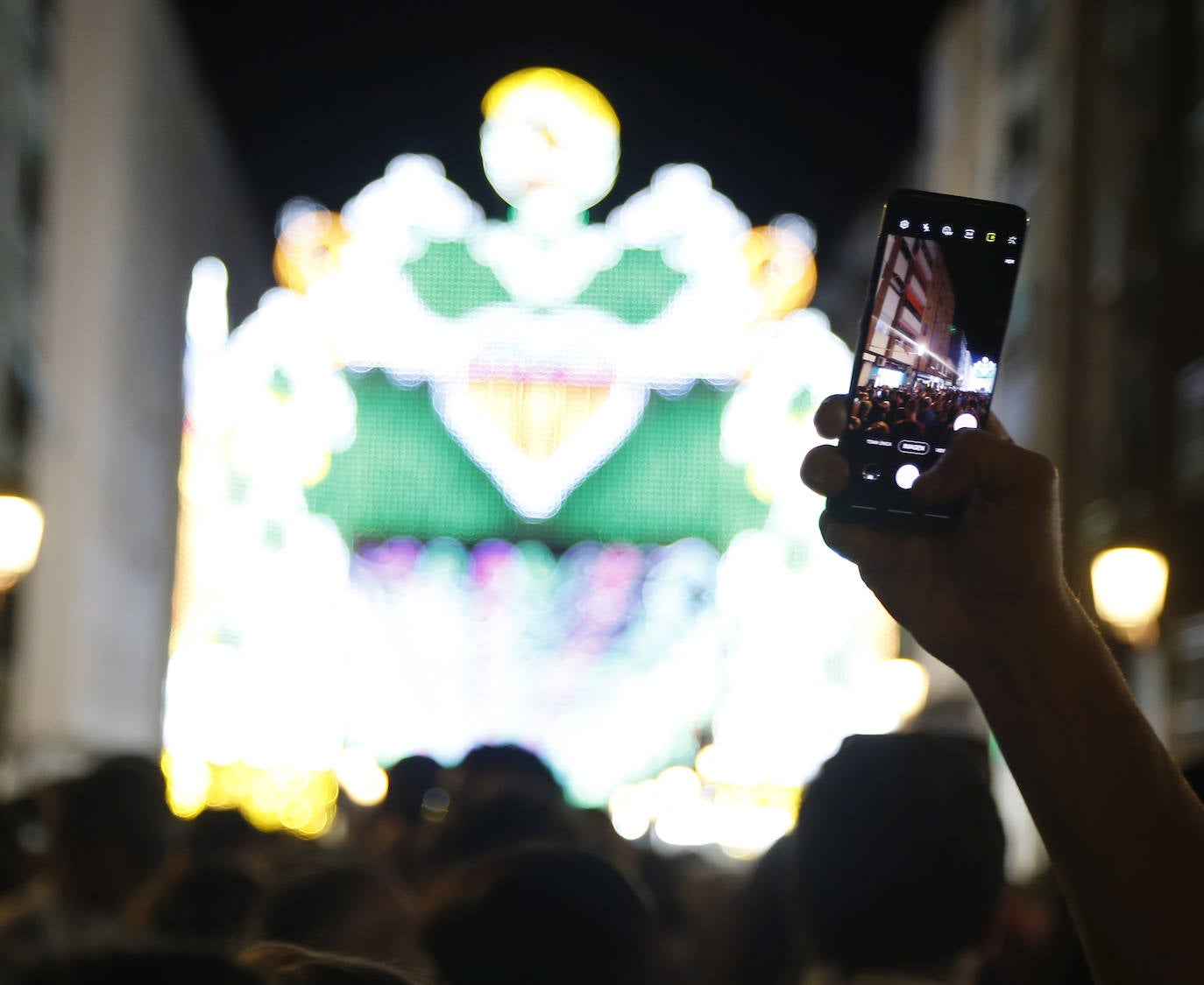 Valencia enciende sus calles iluminadas