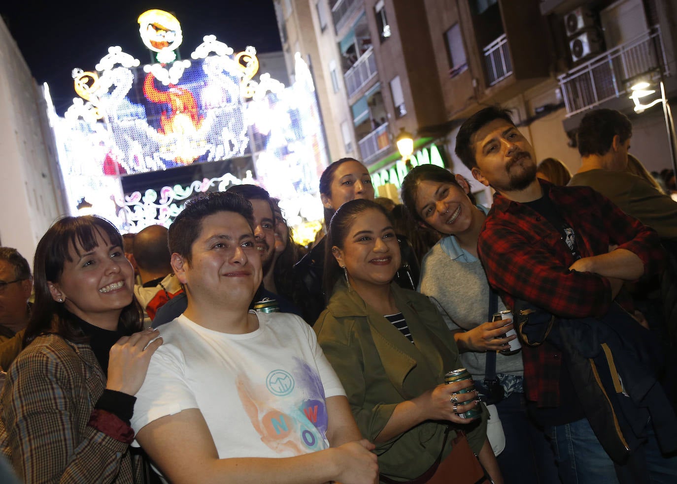 Valencia enciende sus calles iluminadas