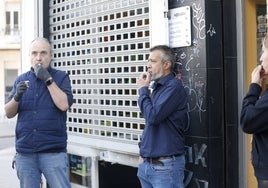 Tres comerciantes protestan con silbatos este viernes en el Botánico.