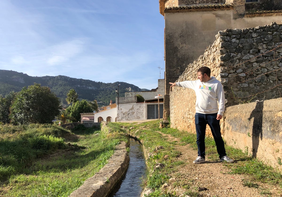 El concejal Pau Canet muestra los terrenos que comprará el Ayuntamiento para crear un parque cuyo eje será la acequia musulmana.