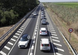 Vehículos circulando por la carretera del Saler.