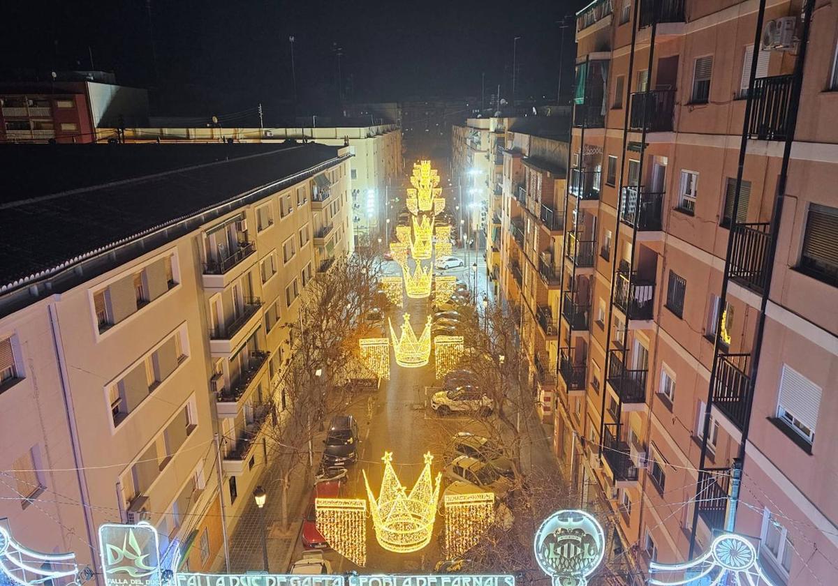 Coronas con volumen que decoran la demarcación de la falla Duque de Gaeta.