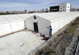 Trabajos de desmontaje del hospital de campaña ubicado junto a La Fe.