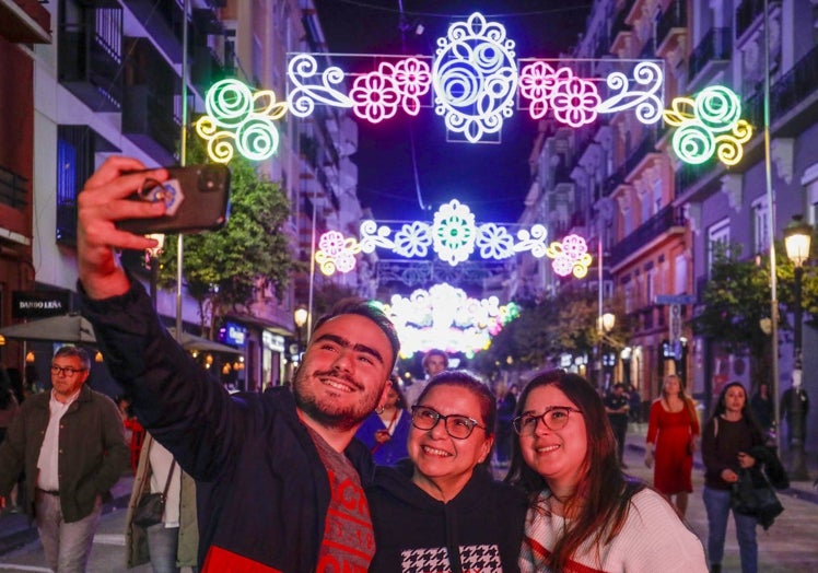 Visitantes de las luces de la falla Sueca-Literato Azorín.