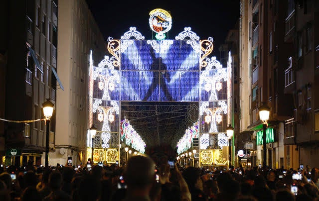 Valencia enciende sus calles iluminadas