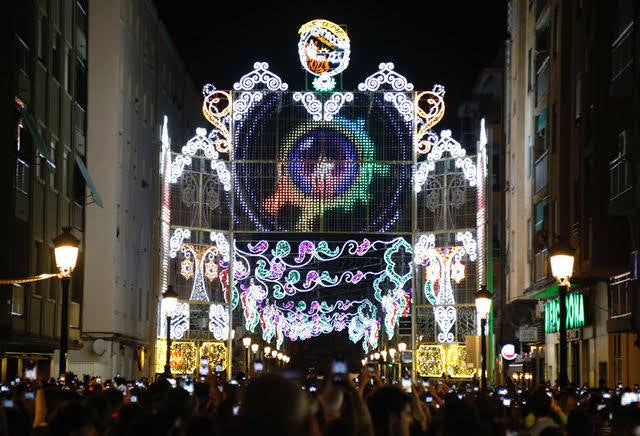 Valencia enciende sus calles iluminadas