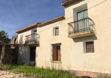 Imagen secundaria 1 - Un tramo de acequia musulmana, el molino harinero medieval y el lavador de Almiserà.