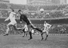 Quincoces junto a Puskas corresponde al Real Madrid-Valencia de la temporada 63-64.