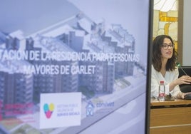 La consellera de Igualdad y Políticas Inclusivas, Aitana Mas, durante la presentación de la remodelación en una residencias de mayores.