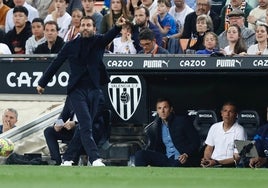 Rubén Baraja, muy activo desde la banda de Mestalla.