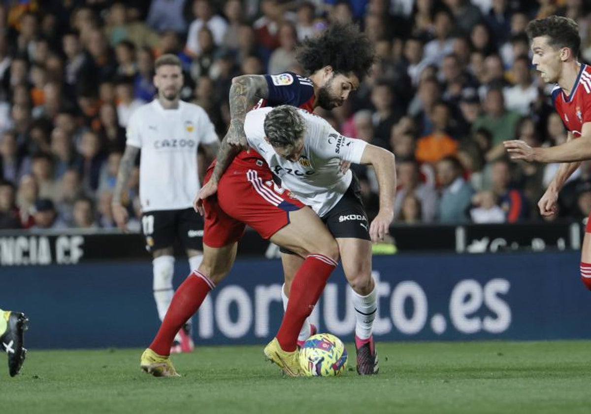 Hugo Duro disputando un balón dividido ante el defensa del Osasuna, Aridane.