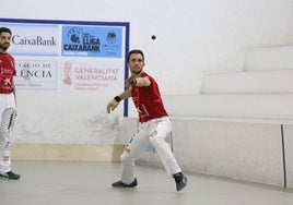 Nacho se prepara para golpear de bot i braç durante la partida de estesábado.