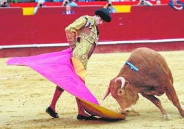 Navalón toreando con la capa a su novillo